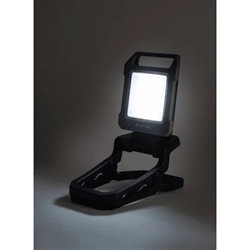 Woof Wear Yard Clip Light – genopladelig lampe med clip, 1600 lumens og justerbart lampehoved til stald, hestetrailer og outdoor- Vist med lys i